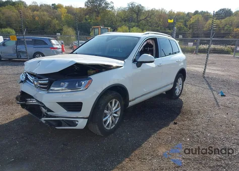 2017 Volkswagen Touareg V6 Sport z USA, uszkodzony, nr VIN WVGEF7BP1HD003335